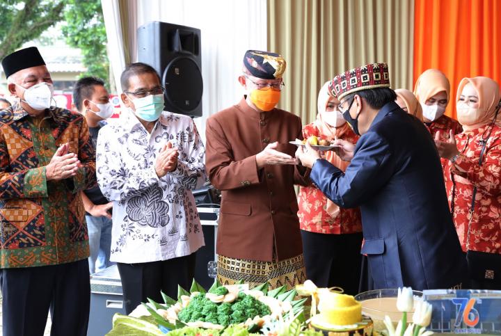 Peringatan Hari Bakti PU ke-76 di Provinsj Lampung Dimeriahkan dengan Kegiatan Donor Darah PMI